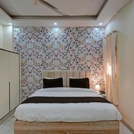 Shourya Hotel And Banquet Noida Eksteriør bilde