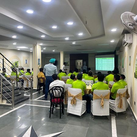 Shourya Hotel And Banquet Noida Eksteriør bilde