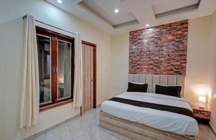 Shourya Hotel And Banquet Noida Eksteriør bilde