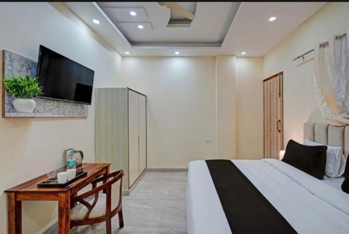 Shourya Hotel And Banquet Noida Eksteriør bilde