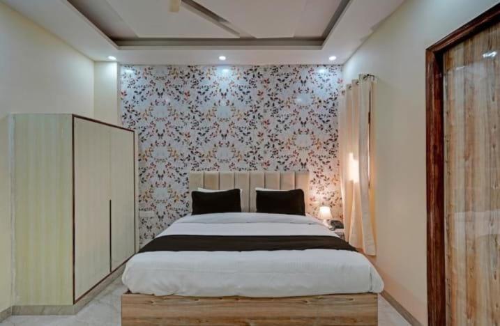 Shourya Hotel And Banquet Noida Eksteriør bilde