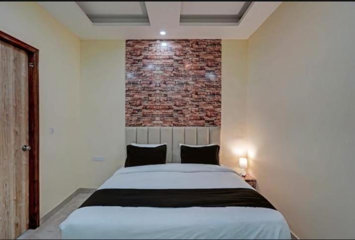 Shourya Hotel And Banquet Noida Eksteriør bilde