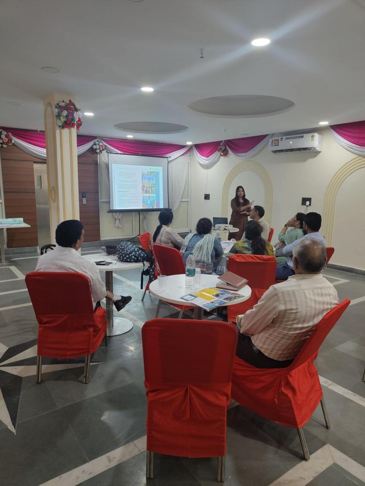 Shourya Hotel And Banquet Noida Rom bilde