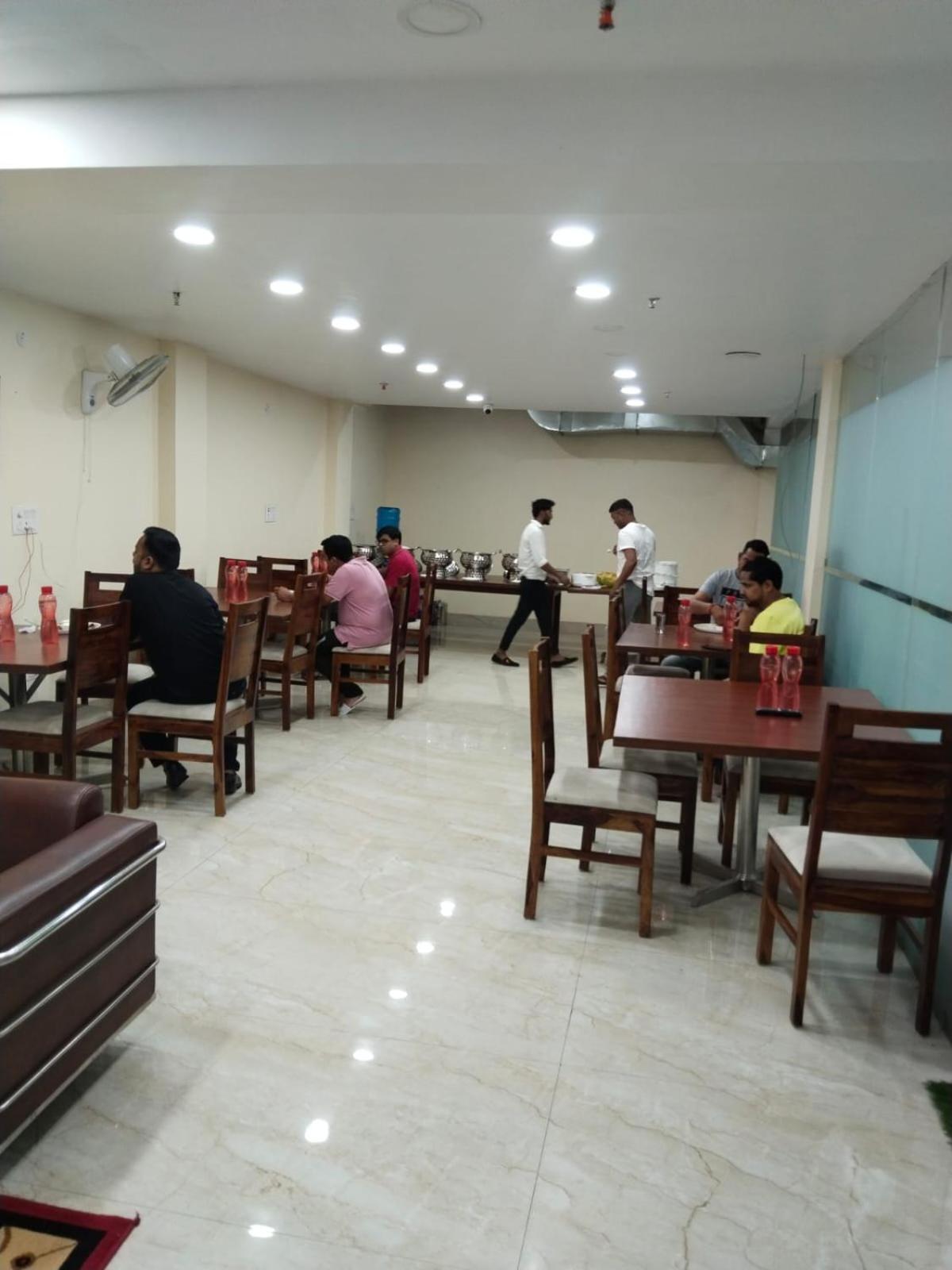 Shourya Hotel And Banquet Noida Eksteriør bilde