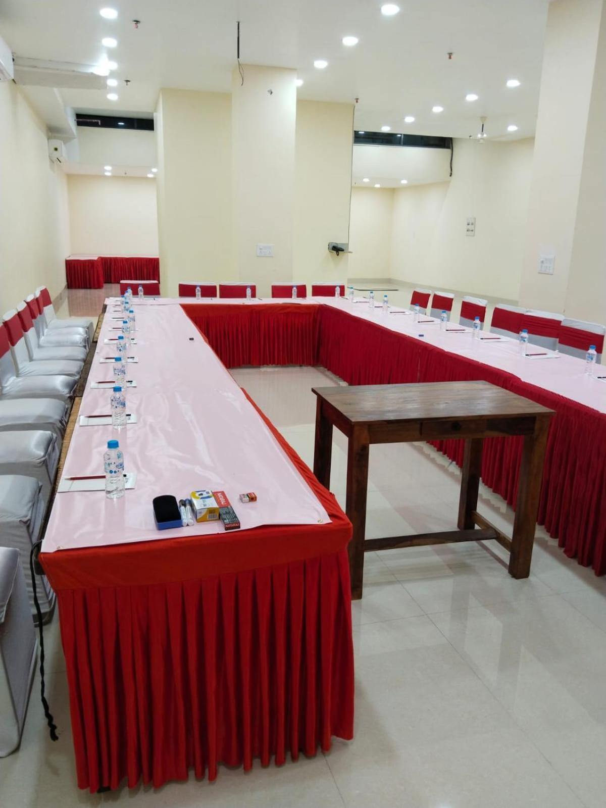 Shourya Hotel And Banquet Noida Eksteriør bilde